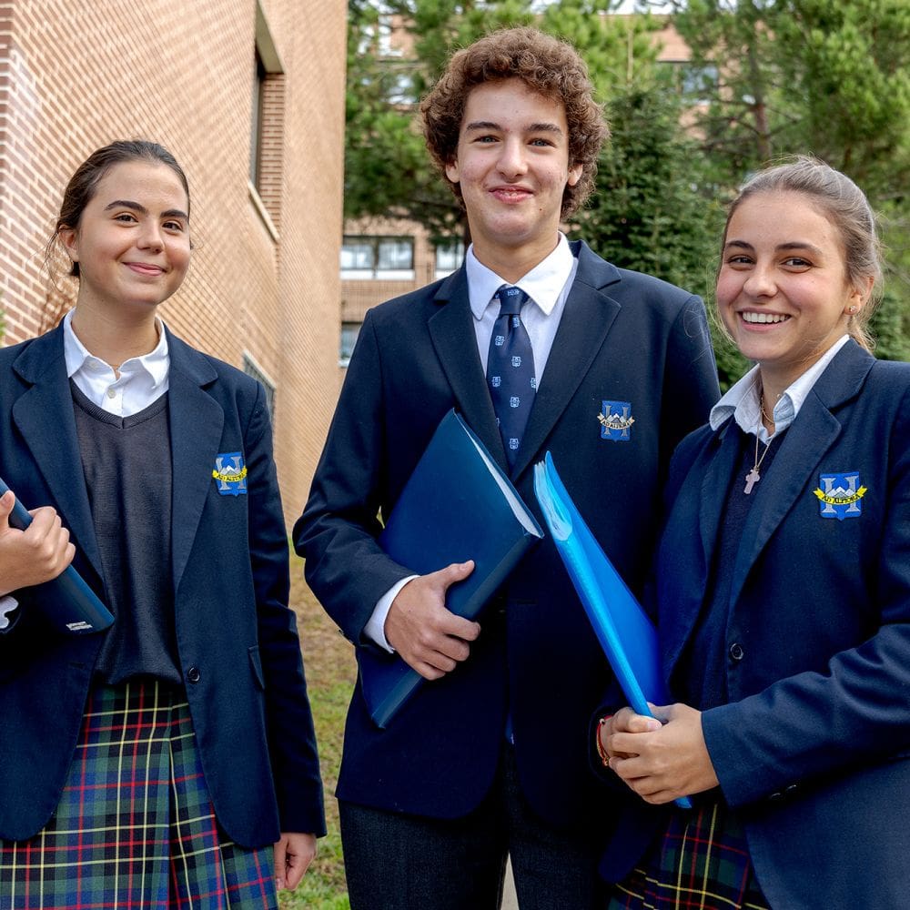 Alumnos del Highlands School en El Encinar con uniforme escolar azul, representando la educación secundaria en la zona de La Moraleja.