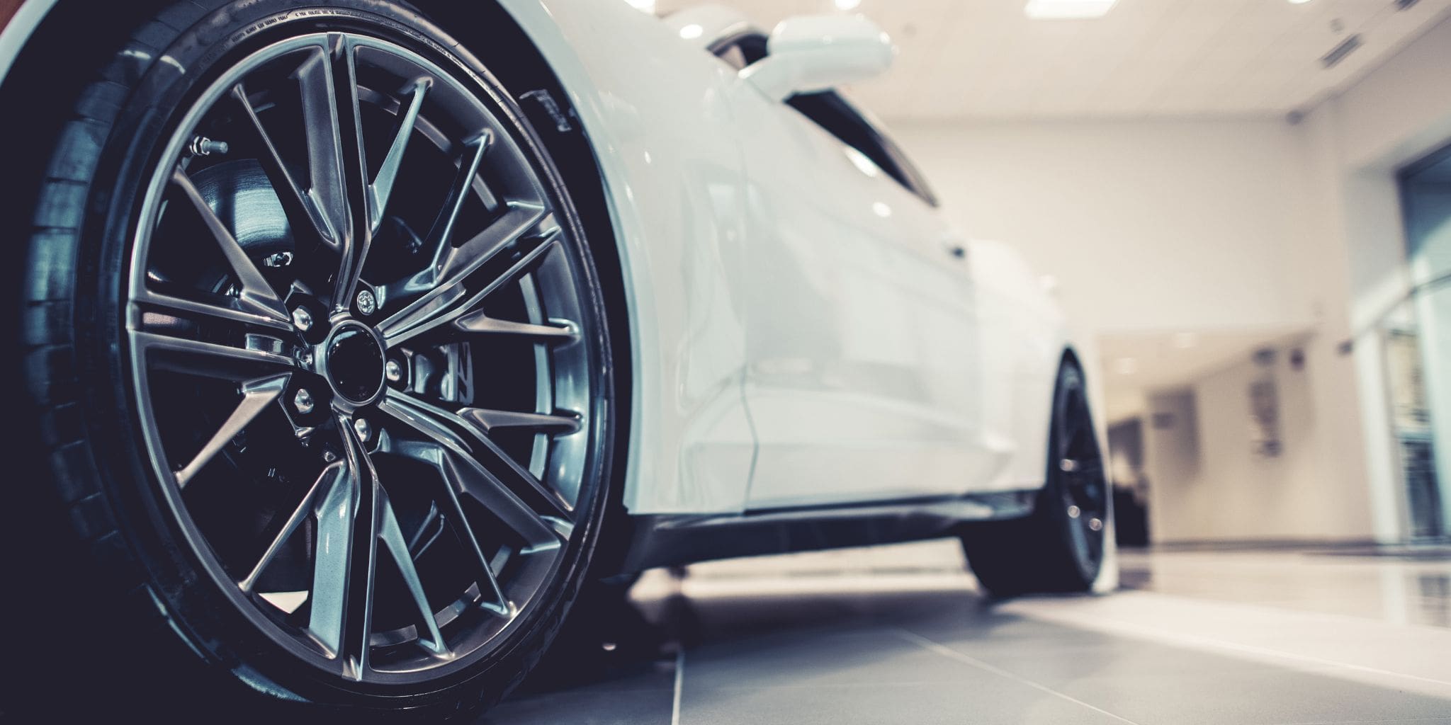 Vehículo de lujo en concesionario exclusivo cerca de La Moraleja Madrid