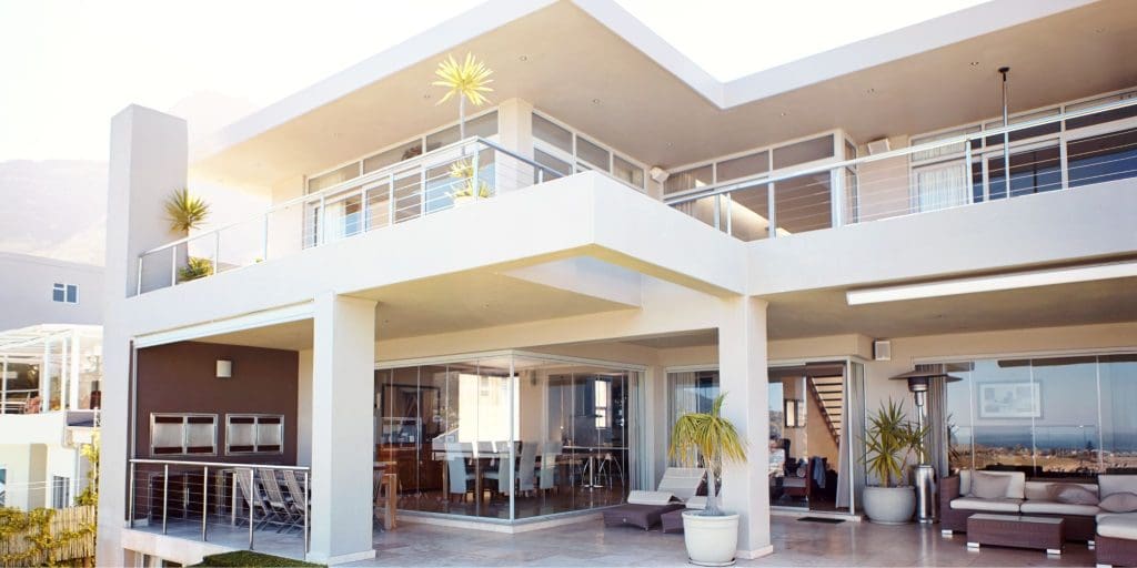 Villa moderna gestionada por expertos en propiedades de lujo en La Moraleja Madrid