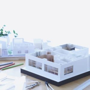 Vivienda moderna en La Moraleja con arquitectura minimalista y grandes ventanales.