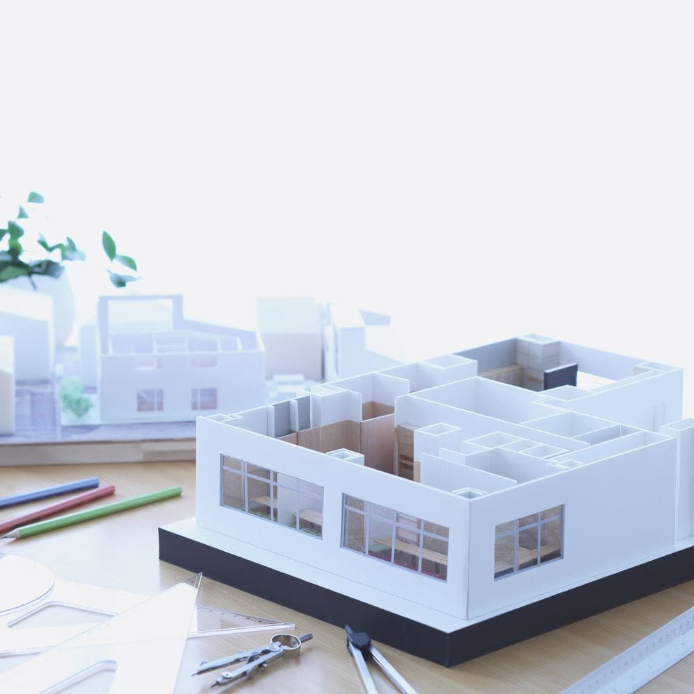 Vivienda moderna en La Moraleja con arquitectura minimalista y grandes ventanales.