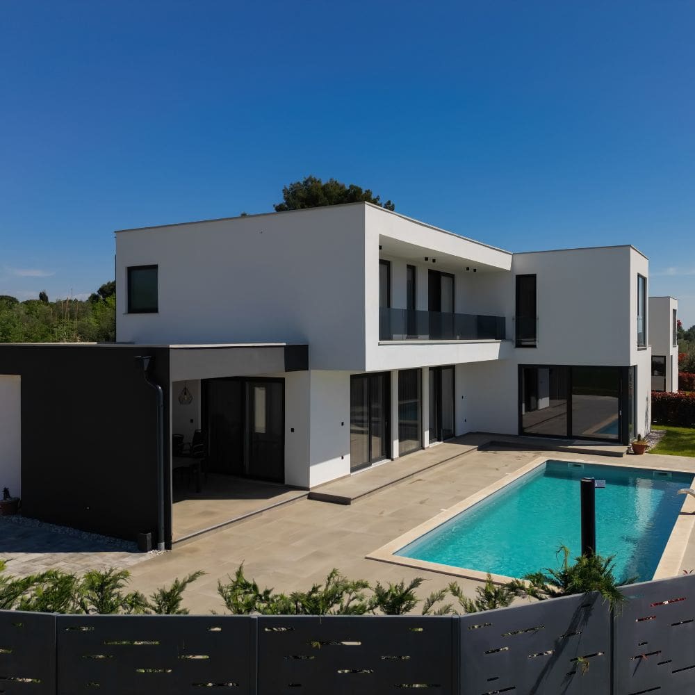 Vivienda de lujo en La Moraleja diseñada por estudio de arquitectura con estilo contemporáneo y grandes ventanales.
